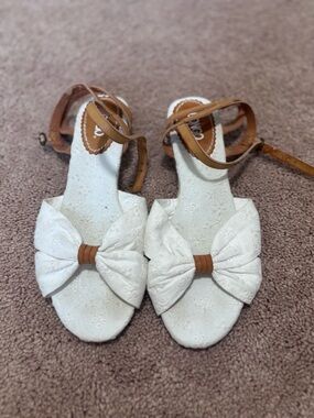 BONGO White Bow Ankle-Strap Sandals with Tan Accents